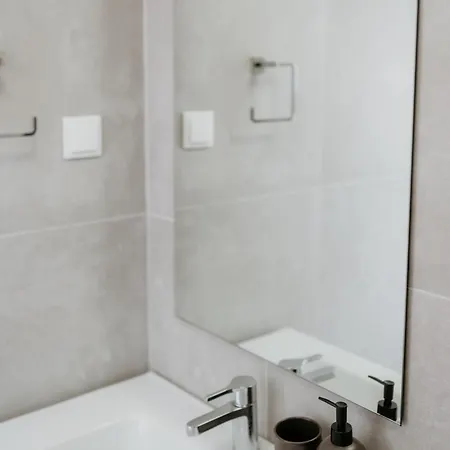 Mary Orange - No 236 1e - Sophisticated Two-bedroom Getaway *