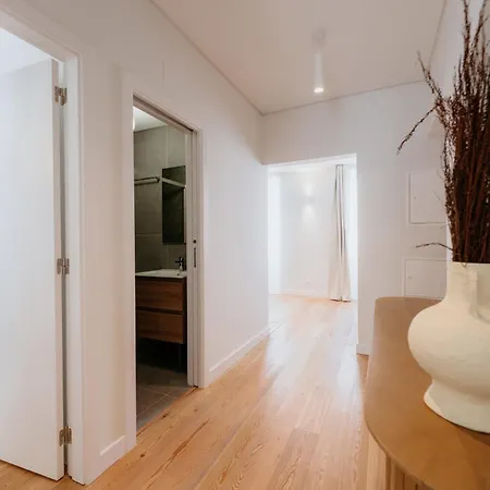 Mary Orange - No 236 1e - Sophisticated Two-bedroom Getaway Apartment