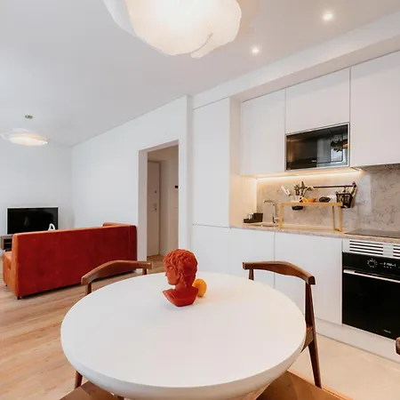 Mary Orange - No 236 1e - Sophisticated Two-bedroom Getaway Apartment *