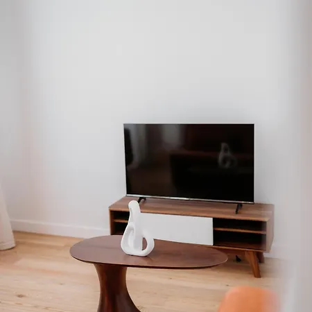Mary Orange - No 236 1e - Sophisticated Two-bedroom Getaway * Lisbon