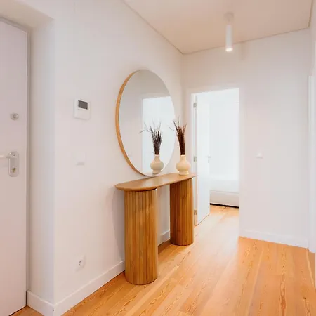 Mary Orange - No 236 1e - Sophisticated Two-bedroom Getaway Apartment *